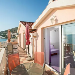 https://kaja-right-next-to-the-beach.hotels-in-trogir.com